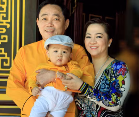 Ông Huỳnh Uy Dũng và vợ bên cậu con trai tỷ phú Huỳnh Hằng Hữu.