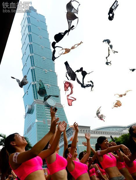 Hàng loạt phụ nữ đồng loạt tung áo lót lên trời.