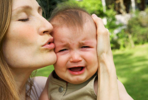 Hãy bình tĩnh khi con bạn không khỏe. Chẳng có gì khiến những người mới làm bố mẹ đau buồn và lo lắng bằng con mình bị ốm. Cố đừng mất bình tĩnh. Hãy tin vào bản năng của mình, nhưng phải luôn cảnh giác, đề phòng các dấu hiệu cần kíp phải gọi điện cho cán bộ y tế hoặc nhờ đến sự hỗ trợ cấp cứu. Bạn nên biết một số dấu hiệu được báo trước như bé biếng ăn, cáu kỉnh, khó chịu, bé ngủ lịm, hôn mê, các vấn đề về đường hô hấp, phát ban, cứng cổ, ngập máu và sốt cao.