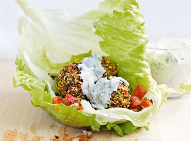 Bữa trưa với rau viên hỗn hợp, bông cải, cà chua.