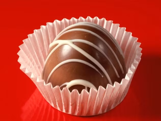 Khi thưởng thức một loại bánh kẹo hoặc sôcôla người ta chỉ cảm nhận được vị ngọt lịm tan trong miệng mà không hay biết rằng một số loại bánh kẹo và sôcôla có chứa thành phần được sản xuất từ phân côn trùng.