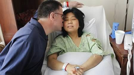 Ông Dan Coyne Evanston rất yêu quý Myra de la Vega, nhân viên thu ngân tại cửa hàng tạp hóa nơi ông đã mua hàng hơn 18 năm. Một ngày, ông được biết, cô phải vừa làm vừa đi lọc máu vì bệnh thận. Coyne đã yêu cầu được hiến tặng một quả thận của mình để giúp cô. Ca phẫu thuật hoàn toàn thành công.