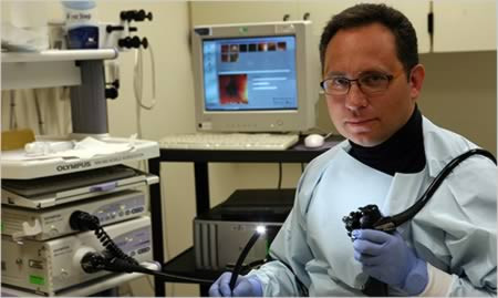 Tiến sĩ Alexander Khoruts, người nghiên cứu về dạ dày và ruột, đã cứu sống một nữ bệnh nhân sau khi cấy ghép mẩu phân của chồng cô vào phần cuối ruột non của bệnh nhân. Những vi khuẩn từ mẫu phân của người chồng đã thay thế và hỗ trợ số vi khuẩn thiếu trong ruột vợ khiến bệnh tiêu chảy của cô khỏi ngay trong vòng một ngày.