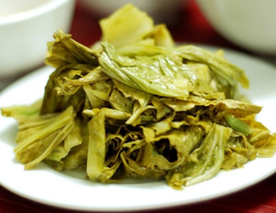 Dưa muối cũng có thể gây ngộ độc. Một số loại rau cải, rau cải xanh, rau hẹ... có chứa rất nhiều chất muối acid nitrite và nitrite vi lượng. Các loại rau này nếu đã nấu chín mà để trong một thời gian dài, hoặc muối trong một thời gian quá ngắn, chưa đủ chín rau thì chất muối acid nitrite trong rau, dưới tác dụng của vi khuẩn vẫn là nitrite nguyên chất, sẽ gây ra ngộ độc khi ăn nhiều.