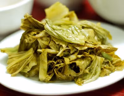 Dưa muối cũng có thể gây ngộ độc. Một số loại rau cải, rau cải xanh, rau hẹ... có chứa rất nhiều chất muối acid nitrite và nitrite vi lượng. Các loại rau này nếu đã nấu chín mà để trong một thời gian dài, hoặc muối trong một thời gian quá ngắn, chưa đủ chín rau thì chất muối acid nitrite trong rau, dưới tác dụng của vi khuẩn vẫn là nitrite nguyên chất, sẽ gây ra ngộ độc khi ăn nhiều.