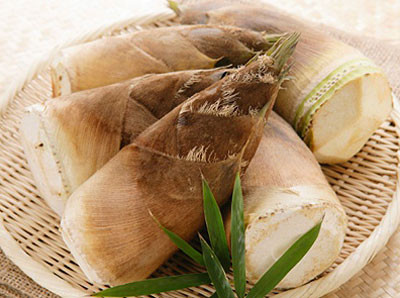 Sắn và măng chưa chín. Độc tố cyanogenic được tìm thấy trong khoai mì (sắn) sống và trong măng. Để tránh chất độc này, khoai mì phải được bỏ vỏ và nấu chín khi ăn. Măng tươi nên được thái lát mỏng theo chiều dọc, loại bỏ phần xơ dày bên ngoài, đun trong nước muối nhẹ 8-10 phút để loại bỏ hoàn toàn độc tố này.