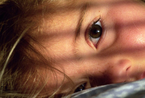 Thao thức vào ban đêm. Dù sợ ngủ một mình, không có thói quen đi ngủ đúng giờ, hoặc chỉ muốn điều khiển môi trường của mình, một số trẻ không chịu đi ngủ hoặc bịa ra nhiều lý do để thức khuya. Chúng có thể đòi kể câu chuyện khác, đòi uống nước, hoặc đi vệ sinh. Bạn nên vào phòng của trẻ và hãy nghiêm khắc với chúng nhưng cũng nên làm cho con thấy yên tâm khi có mình ở bên. Mỗi lần vào bạn nên rút ngắn thời gian lại. Hãy cho trẻ lựa chọn về giờ ngủ, chẳng hạn là thứ tự của các hoạt động ngủ nghỉ, chứ không phải là thời gian.