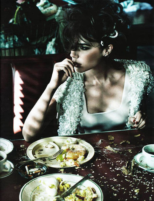 Bà Becks bắt đầu thực hiện chế độ ăn này sau khi tham khảo cuốn sách Honestly Healthy Alkaline Programme của hai tác giả Natasha Corrett và Vicki Edgson. Vic chia sẻ cô rất thích cuốn sách bởi nó giới thiệu công thức nấu ăn vô cùng tốt cho sức khỏe.