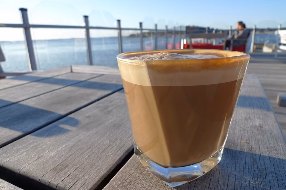 Người Thuỵ Sĩ pha cà phê bằng cách cho nước sôi chảy qua túi lọc, và cũng như người Pháp, họ thích pha cà phê với sôcôla để tăng hương vị đồ uống này.