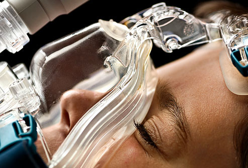 Chứng ngạt thở khi ngủ làm trẻ không ngủ được. Đôi khi trẻ không ngủ được là do bị ngạt thở khi ngủ - lúc này đường thở của bé bị nghẹt, thường là do a-mi-đan và mô mũi nở ra được gọi là bệnh sùi vòm họng (bệnh V.A.). Trẻ bị ngạt thở khi ngủ thường ngáy to, thở dốc, và ngủ không yên giấc, cựa quậy liên tục. Tỉ lệ trẻ mắc chứng bệnh này là khoảng 1:100 và thường thấy nhiều nhất là từ 3-7 tuổi, lúc này a-mi-đan và bệnh V.A. phát triển cực điểm. Phương pháp điều trị bao gồm giải phẫu hoặc bắt trẻ mang đồ che mũi vào buổi tối.