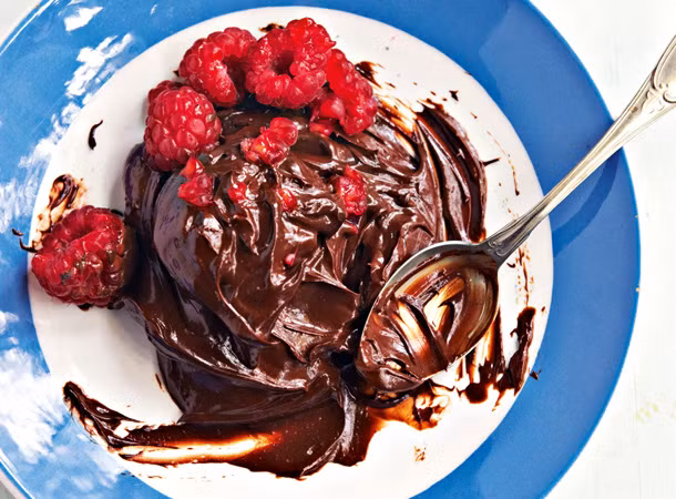 Bữa tối ngọt ngào với socola ít đường và quả mâm xôi.