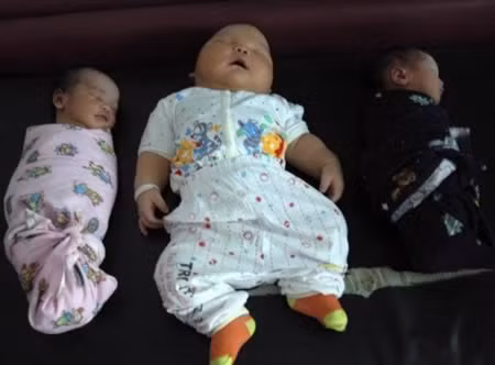 Bé Akbar, sinh ra vào tháng 10 năm 2009, giành kỷ lục em bé nặng nhất ở Indonesia có cân nặng khi chào đời là 8,7kg