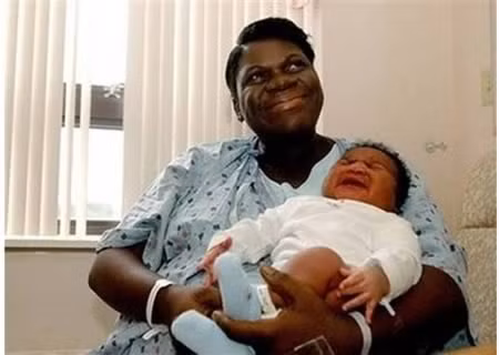 Cô Marie Michel, 36 tuổi, đã hạ sinh bé bự vào ngày 12/9/2006 tại bệnh William W. Backus Hospital, bang Connecticut (Mỹ). Các quan chức bệnh viện Backus cho hay, bé sơ sinh Stephon Hendrix Louis Jean đã phá kỷ lục trong 18 năm qua của bệnh viện này khi nặng tới 14 pound (gần 6,3 kg) và dài gần 23 inch (khoảng 58 cm).