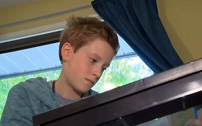 Nếu mọi việc thuận lợi, cậu bé sẽ được phẫu thuật sắp xếp lại giới tính khi tròn 18 tuổi.