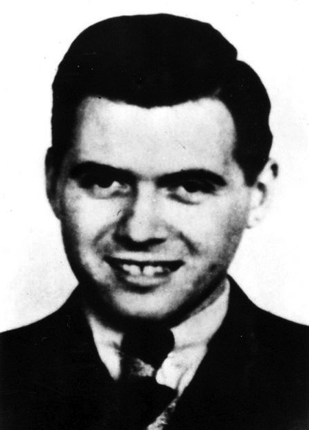 “Thiên thần chết” Josef Mengele (Đức). Là một bác sĩ Đảng quốc xã Đức không chỉ trực tiếp giết hàng triệu tù nhân Đức quốc xã mà Mengele còn nổi tiếng bởi những màn thí nghiệm trên thân thể người cực kỳ quái đản. Tại Trại tập trung tù nhân Auschwitz, Mengele thường quan tâm cao độ tới các ca thử nghiệm tính di truyền trên cơ thể của các cặp sinh đôi và làm cách nào để xác định được họ. Mỗi đợt, hắn áp dụng từ 10 cặp song sinh bằng cách tiêm thuốc ngủ cho các nạn nhân rồi sử dụng chất gây mê chloroform để giết chết họ, sau đó tiến hành mổ xẻ thi thể các nạn nhân để so sánh với các cặp sinh đôi khác. Mengele còn nổi tiếng bởi thí nghiệm giải thích nguyên nhân tại sao mắt lại có nhiều màu sắc khác nhau bằng cách tiêm thuốc nhuộm vào trong tròng mắt của nạn nhân bị thí nghiệm; hoặc các thủ thuật cắt bỏ chi hay làm cho phụ nữ trở nên vô sinh...
