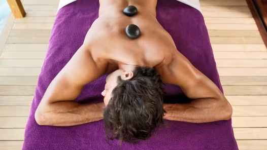 Massage: là một cách trị liệu tự nhiên thay vì xâm lấn bằng thuốc để chữa bệnh căng thẳng của cơ thể. Massage giải phóng endorphin, chất giảm đau tự nhiên của cơ thể. Liệu pháp này đã được chứng minh là làm giảm nồng độ hormone căng thẳng, ổn định huyết áp cho cơ thể.