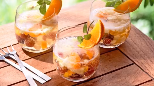 Giảm đồ uống có cồn. Mặc dù một lượng vừa phải đồ uống có cồn có lợi cho sức khỏe tim mạch, song quá nhiều đồ uống có cồn có thể làm tăng huyết áp ở một số người. Nghiên cứu cho thấy uống hơn 2 lần/ngày làm tăng nguy cơ cao huyết áp ở cả nam và nữ.