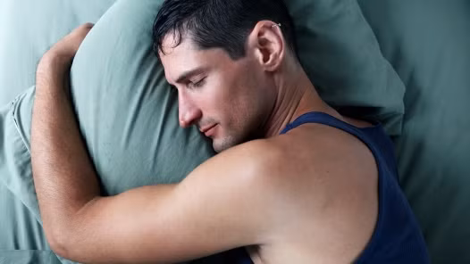 Ngủ ngon giấc: Ngáy ngủ là một trong những nguyên nhân khiến bạn hay bị tỉnh giấc nửa chừng lúc nửa đêm. Không ngừng ngáy ngủ là một trong những triệu chứng chính của chứng ngưng thở khi ngủ do tắc nghẽn (OSA). Của các nhà nghiên cứu Đại học Alabama nhận thấy rằng nhiều người bị chứng ngưng thở khi ngủ cũng có mức độ cao của aldosterone, một loại hormone có thể làm tăng huyết áp. Trong thực tế, nó ước tính rằng một nửa của tất cả những người bị ngưng thở khi ngủ có huyết áp cao.