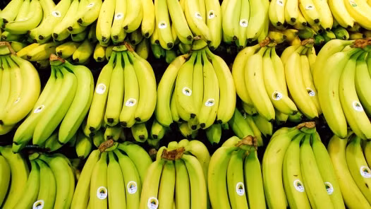 Bổ sung thực phẩm giàu Kali. Theo Hướng dẫn 2010 về Chế độ ăn cho người Mỹ, những người bị cao huyết áp có thể được lợi nhờ tăng lượng kali trong chế độ ăn. Người lớn nên tiêu thụ ít nhất 4.700mg/ngày. Các thực phẩm giàu kali bao gồm: chuối (422 mg), khoai tây nướng cả vỏ (738 mg), nước cam (496 mg), sữa chua ít béo hoặc không béo.