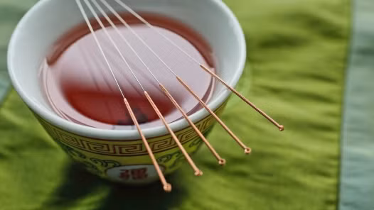 Liệu pháp châm cứu kết hợp với xung điện có thể giúp hạ huyết áp trong trường hợp huyết áp tăng cao. Các nhà khoa học thuộc Đại học California đã châm cứu vào một số huyệt ở 2 chi trước của chuột bị huyết áp cao, sau đó cho các xung điện có tần số thấp chạy qua kim thì thấy rằng huyết áp giảm tới 40-50%.