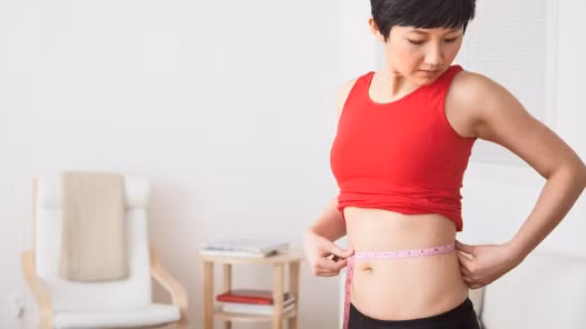 Nói lời tạm biệt với lượng mỡ dư thừa. Cân nặng có thể làm hại bạn lúc nào không hay nếu không được kiểm soát chặt chẽ thường xuyên. Cân nặng dư thừa là một trong những nguyên nhân chính yếu gây nên bệnh huyết áp cao. Nói cách khác, một khi đã mất kiểm soát trọng lượng, không cần thêm một tác động nào, cao huyết áp sẽ tự tìm đến với bạn.