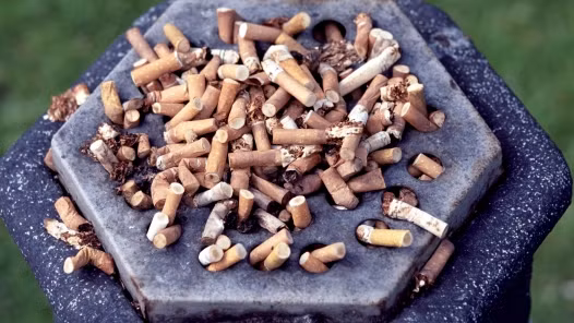 Không hút thuốc. Những người hút thuốc lá có nguy cơ cao bị tăng huyết áp. Mặc dù hút thuốc lá không phải là nguyên nhân gây tăng huyết áp mạn tính song bỏ quốc lá có thể giúp bạn giảm huyết áp đôi chút.