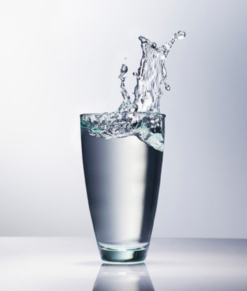 Uống nhiều nước trong ngày “đèn đỏ”. Uống 2,5 lít nước mỗi ngày, uống nhiều nước cũng là cách giảm đau hiệu quả.