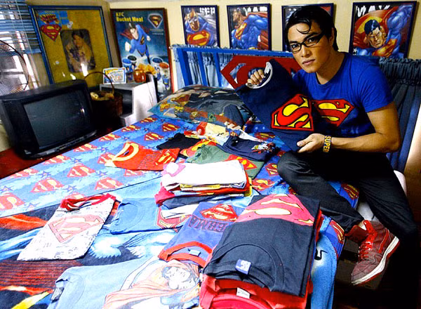 Trong nhà anh thứ chiếm nhiều không gian nhất chính là những thứ liên quan tới Superman, từ áo thun đến trải giường, gối, tượng Superman đủ kích cỡ...