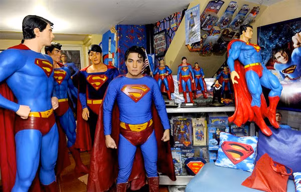 Chavez còn đặt làm những bức tượng Superman với kích cỡ như người thật đặt trong nhà của mình.