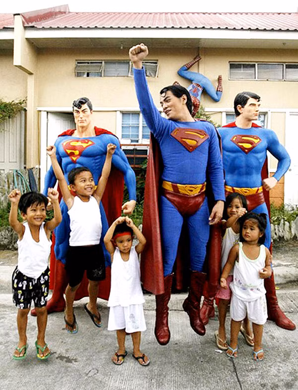 Những đứa trẻ thích thú với hình tượng siêu nhân.