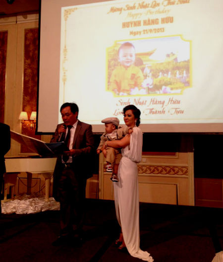 Hai vợ chồng ông Huỳnh Uy Dũng và cậu bé Huỳnh Hằng Hữu tại tiệc sinh nhật tròn 1 tuổi diễn ra tối 21/9.
