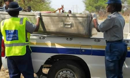 Kỹ nữ “chết” trong khi đang “mua vui” và sống dậy từ quan tài. Một kỹ nữ ở Zimbabwe đã “chết” trong một cuộc mua vui với khách hàng tại một khách sạn. Sau đó cô sống dậy và thấy mình đang nằm trong quan tài. Báo chí Zimbabwe đưa tin rằng khi cô tỉnh dậy, cô đã hét lên: “Các người muốn giết tôi sao, các ông muốn giết tôi à”. Cô kỹ nữ sau đó được một người bạn hộ tống về nhà.