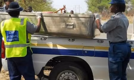 Kỹ nữ “chết” trong khi đang “mua vui” và sống dậy từ quan tài. Một kỹ nữ ở Zimbabwe đã “chết” trong một cuộc mua vui với khách hàng tại một khách sạn. Sau đó cô sống dậy và thấy mình đang nằm trong quan tài. Báo chí Zimbabwe đưa tin rằng khi cô tỉnh dậy, cô đã hét lên: “Các người muốn giết tôi sao, các ông muốn giết tôi à”. Cô kỹ nữ sau đó được một người bạn hộ tống về nhà.