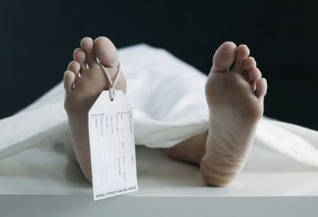 Một người phụ nữ 60 tuổi được chẩn đoán là đã qua đời do bệnh nhiễm trùng phổi. Sau đó, bà Rosa Celestrino được đưa tới nhà xác của bệnh viện và nằm trong túi bóng kín tại nhà xác trong vòng ít nhất 2 giờ trước khi con gái của bệnh nhân này phát hiện mẹ mình vẫn còn sống và báo cho nhân viên bệnh viện. Các nhân viên bệnh viện đã nhanh chóng đưa bà Rosa Celestrino trở lại phòng cấp cứu để hỗ trợ thở.