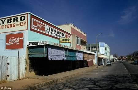 Brighton Dama Zanthe, một người đàn ông 34 tuổi, đã được đưa vào nhà xác để chuẩn bị mang đi chôn cất sau một thời gian dài bị bệnh. Tuy nhiên, trong khi bạn bè và người thân của Zanthe đang đau buồn viếng thăm thi thể của anh thì điều kỳ lạ đã xảy ra: họ nhận ra dường như thi thể của Zanthe đang động đậy. Gia đình đã lập tức kéo anh ra khỏi chăn và phát hiện ra rằng thực chất Zanthe vẫn còn sống.