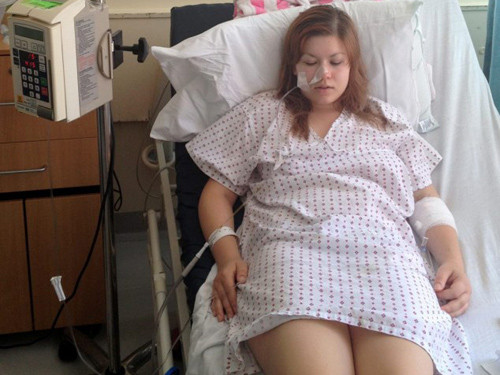 Megan Thomason nằm viện sau khi uống rượu rởm.