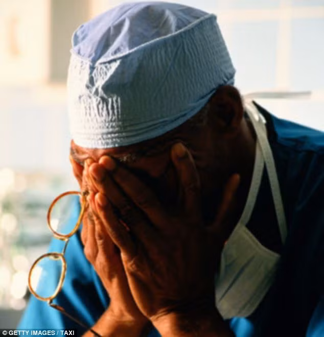 Các quan chức y tế nước này lo ngại rằng mầm bệnh viêm gan C có thể bị lây nhiễm do bác sĩ này vô tình cắt vào tay mình bằng dao phẫu thuật.