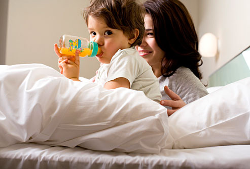 Nôn ói. Trẻ em thường hay nôn trớ sau khi ăn xong, nhưng nếu bé nôn ói nhiều hoặc dai dẳng thì phải cần đến chẩn đoán của bác sĩ. Nôn ói kèm tiêu chảy có thể là dấu hiệu của nhiễm vi rút. Bé nôn ói nhiều có thể dẫn đến tình trạng cơ thể mất nước.