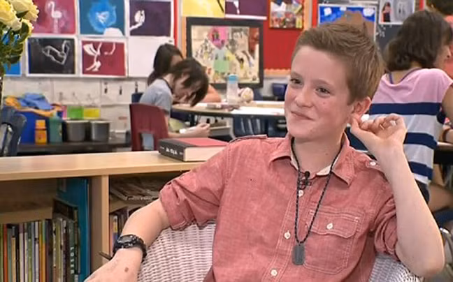 Sau đó, cha mẹ của Wren đã liên lạc với tiến sĩ Kris Wells ở Viện nghiên cứu giới tính tuổi vị thành niên tỉnh Alberta. Wren đã được tiến sĩ Kris kiểm tra và lên kế hoạch chuyển đổi giới tính.