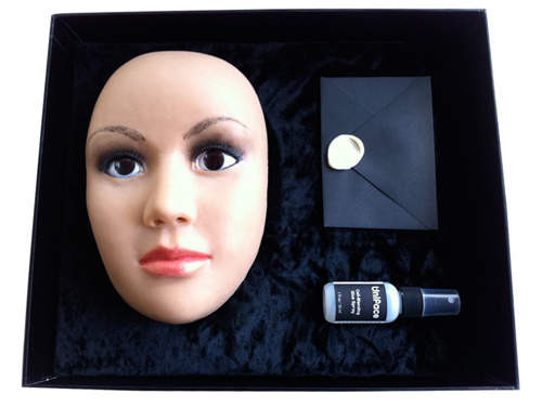 Hộp sản phẩm bao gồm hướng dẫn sử dụng, lọ keo dán mặt nạ, sản phẩm này có giá 399,99 USD (hơn 4 triệu VND).