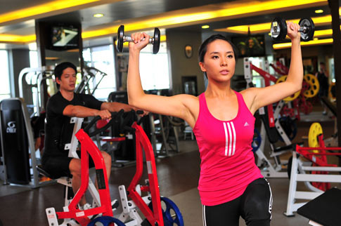 Với chế độ tập luyện khắt khe, thực hiện nhiều bài tập rèn cơ thể dẻo dai, cân đối, Á hậu Thiên Lý 2008 luôn giữ được số đo 3 vòng hoàn hảo là 88-64-94. Chăm rèn luyện thể hình là một trong những bí quyết giúp Thiên Lý giữ được vẻ tươi trẻ, duyên dáng.