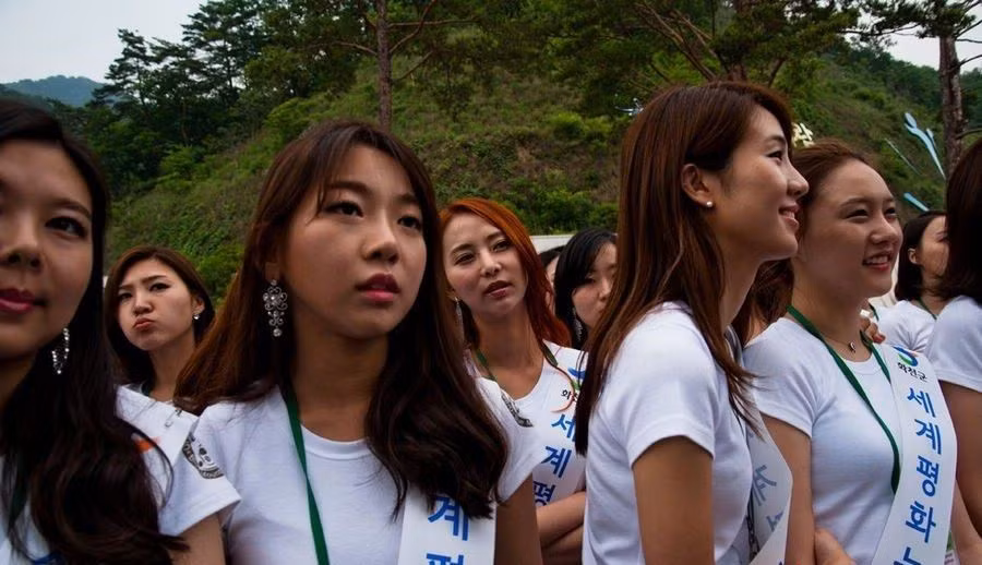 Những thí sinh đăng ký cuộc thi hoa hậu Hàn Quốc có vẻ đẹp hao hao giống nhau với sống mũi cao chót vót và cái cằm nhọn.