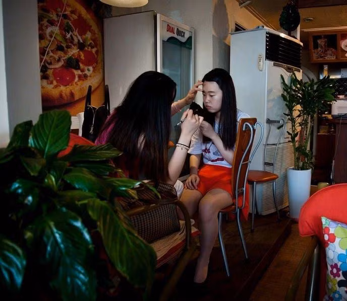 Những người tiến hành phẫu thuật làm đẹp ở nước này thường muốn bắt chước vẻ đẹp theo tiêu chuẩn phương Tây, các ngôi sao truyền hình nổi tiếng.