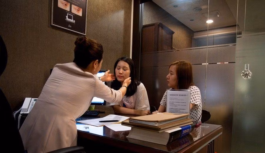 Nhiều bậc cha mẹ Hàn Quốc đã lấy “phẫu thuật thẩm mỹ” là món quà dành tặng cho các cô con gái của họ nếu đạt được thành tích nào đó.