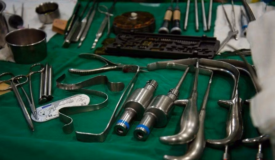 Những dụng cụ kinh dị mà các bác sĩ sẽ sử dụng để chỉnh hình làm đẹp cho bệnh nhân.