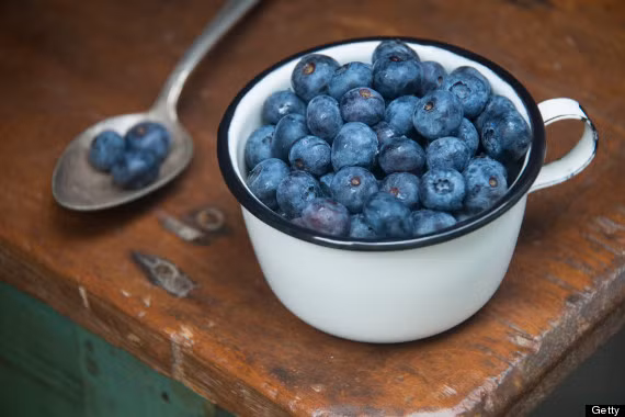 Việt quất. Ăn trái việt quất giúp cải thiện trí nhớ và giúp các mạch máu giãn nở để lưu lượng máu được chảy dễ dàng hơn. Việt quất cũng ít chất béo bão hòa và dồi dào nguồn chất xơ cũng như vitamin C. Đó là lý do tại sao loại quả này giúp giảm nguy cơ bệnh tim.