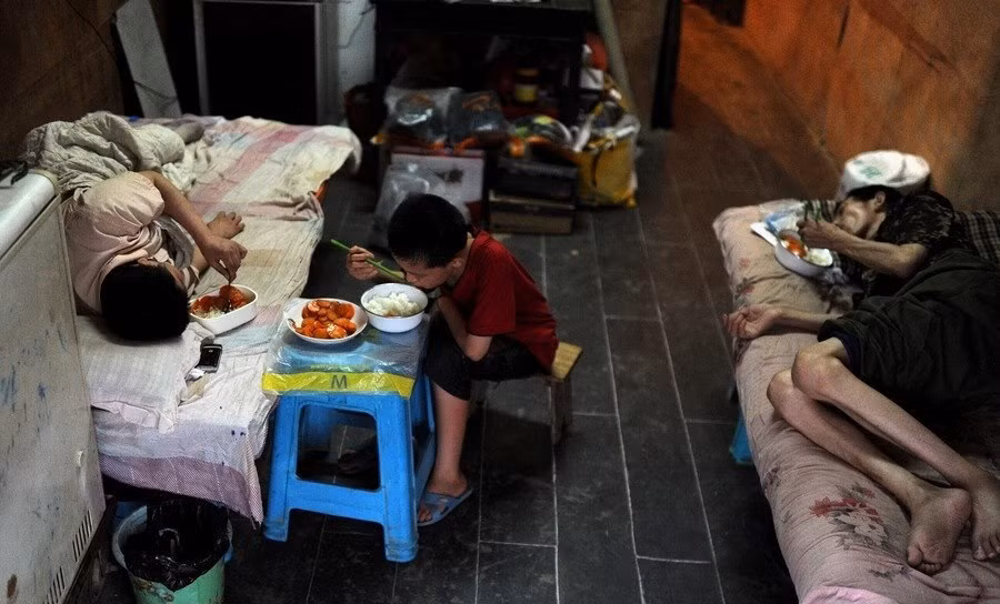 Những bữa cơm thường được Chí Hoa chế biến rất đơn giản, sau đó, cậu bé sẽ ngồi ăn bên cha mẹ mình.