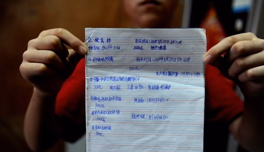 Chí Hoa ghi lại tất cả những thông tin của những nhà hảo tâm đã giúp đỡ gia đình mình.