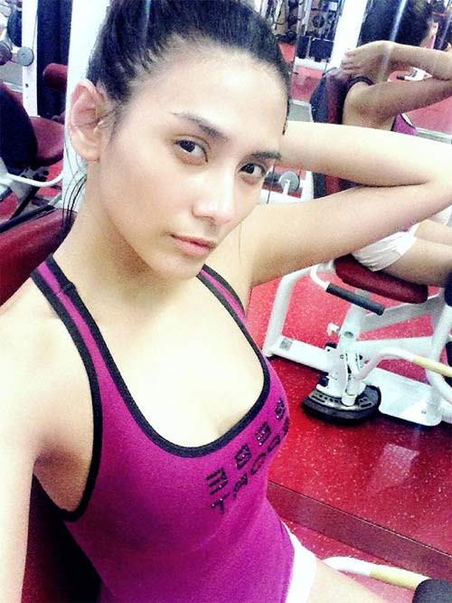 Hoàng Yến chia sẻ cách đơn giản và hữu hiệu nhất để có thể giữ gìn vóc dáng là tập thể dục và một chế độ dinh dưỡng phù hợp