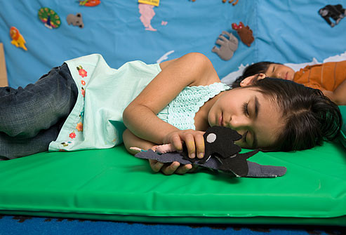 Không ngủ chợp mắt đủ. Nếu trẻ không ngủ đủ ban ngày thì chúng có thể khó ngủ vào ban đêm, bạn có tin không? Đa số trẻ nhỏ mỗi ngày cần được ngủ chợp mắt 2 hoặc 3 lần. Trẻ mới tập đi cần ít nhất được ngủ chợp mắt 1 lần - trẻ dưới độ tuổi này thường cần đến 2. Và hầu hết trẻ nhỏ vẫn hay ngủ trưa cho đến khi 5 tuổi. Bạn nên để ý quan sát tâm trạng của con mình nhé. Nếu bé cáu gắt và buồn ngủ, thì hãy cho con ngủ chợp mắt một chút. Nhưng chớ nên cho trẻ ngủ gần với giờ ngủ thường lệ của mình - và cũng đừng bỏ qua giấc ngủ ngắn này của trẻ.